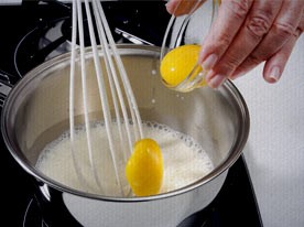 mistura ovos e leite